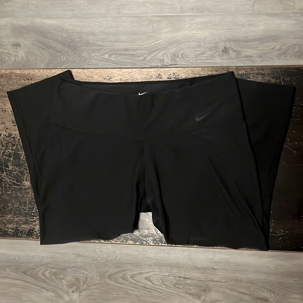 Black Nike Dri Fit low rise form fitting capris. Size medium.